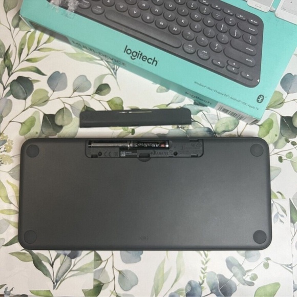 Logitech Multi-Device Bluetooth Keyboard - Grey - Picture 3 of 4
